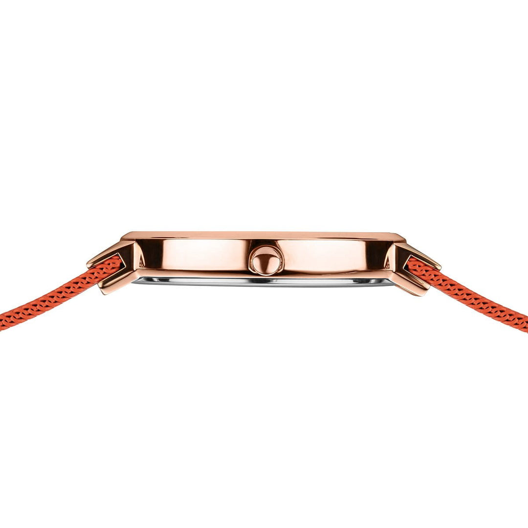 Het Bering Dameshorloge 14531-565 heeft een dunne, rechthoekige roségouden kast met een getextureerde oranje band. Het heeft een eenvoudige kroon aan de rechterkant en is gemaakt van duurzaam saffierglas. Dit elegante horloge wordt aangestuurd door een quartz-uurwerk op een effen witte achtergrond.