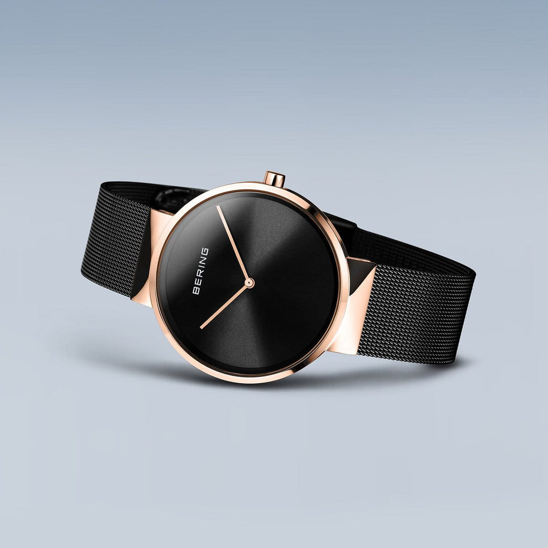 De Bering 14539-166 heeft een roségouden roestvrijstalen kast met een minimalistische zwarte wijzerplaat, dunne wijzers en een zwarte meshband. Het quartz-uurwerk zorgt voor precisie, terwijl BERING prominent op de wijzerplaat staat.