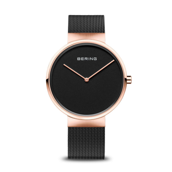 De Bering 14539-166 is een unisex horloge met een minimalistische zwarte wijzerplaat, roségouden roestvrijstalen kast, eenvoudige wijzers en een mesh zwarte band. De merknaam Bering staat bovenaan in het midden en het loopt op betrouwbaar quartz-uurwerk.