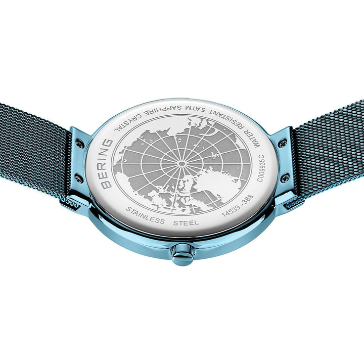 De achterkant van het Bering 14539-388 horloge toont een gedetailleerde wereldkaart en gravures met een roestvrijstalen meshband en duurzaam Saffierglas. De Bering naam en quartz-uurwerk specificaties zijn elegant zichtbaar.