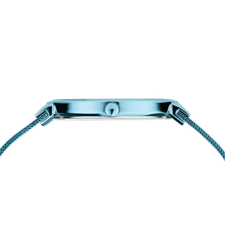 Zijaanzicht van de dunne, moderne Bering 14539-388 met een strak metallic blauw frame en mesh band. Dit quartz horloge heeft een minimalistisch design, gladde randen, een enkele verstelknop en een saffierglas wijzerplaat die de eigentijdse stijl accentueert.