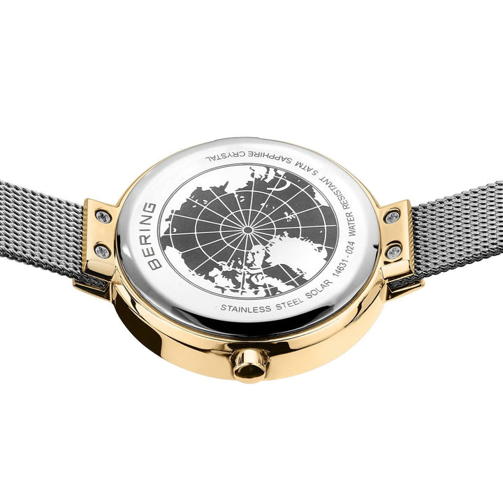 Het Bering Dames Horloge (14631-024) heeft een goud-zilveren meshband met een kaartontwerp op de achterkant, gegraveerde tekst waaronder BERING en is voorzien van Saffierglas voor duurzaamheid en helderheid, en biedt een tijdloze elegantie.