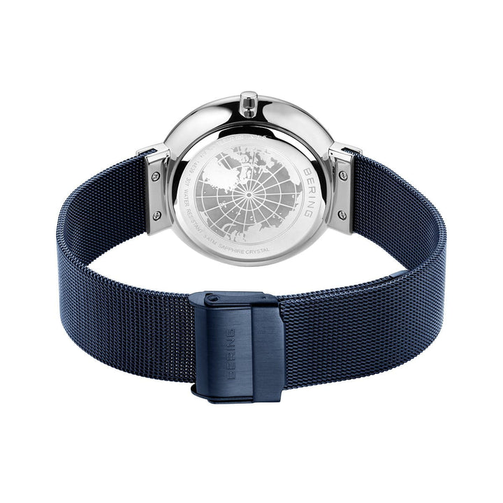 De afbeelding toont een Bering horloge, model 14639-307, met een blauwe mesh band en saffierglas. De achterkant van de kast heeft een gegraveerd wereldbolontwerp en de merknaam, terwijl de sluiting het iconische Bering logo toont.