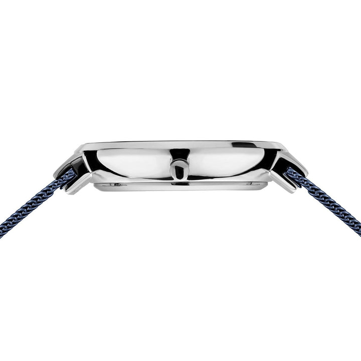 De Bering 14639-307 heeft een strakke, zilveren horlogekast met minimalistisch design, een uitstekende kroon en een gedeeltelijk zichtbare blauwe gevlochten band. Uitgerust met Saffierglas en Solar-uurwerk tilt dit horloge moderne elegantie naar een hoger niveau in tijdwaarneming.