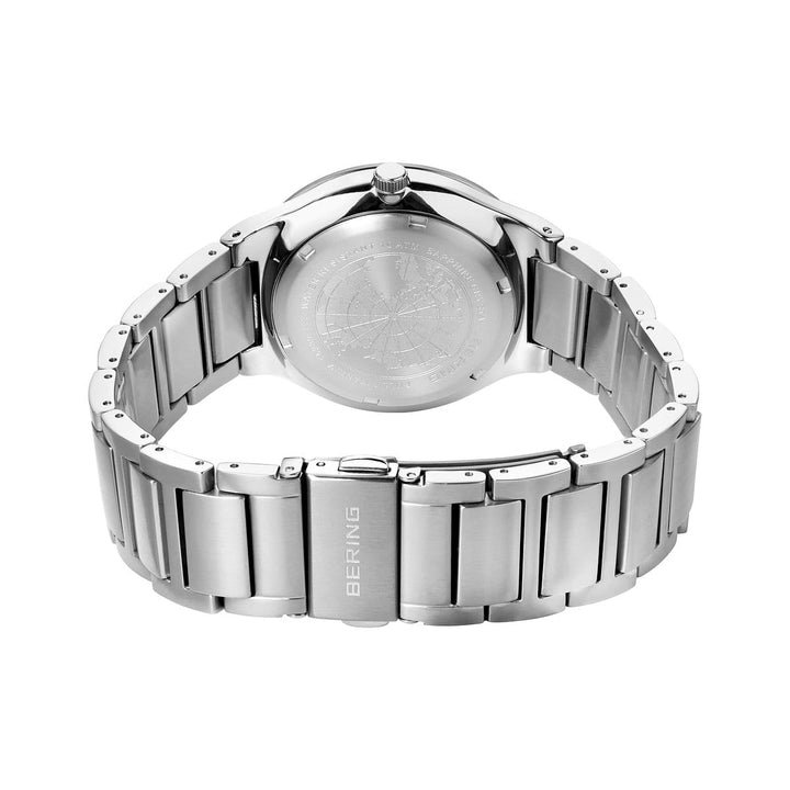 De Bering 15239-777 Herenhorloge is een strak zilveren roestvrijstalen polshorloge met een metalen schakelband en een titanium band. Het heeft een elegant gegraveerd ontwerp op de achterkant en een sluiting met Bering gegraveerd, wat de ingetogen allure versterkt.
