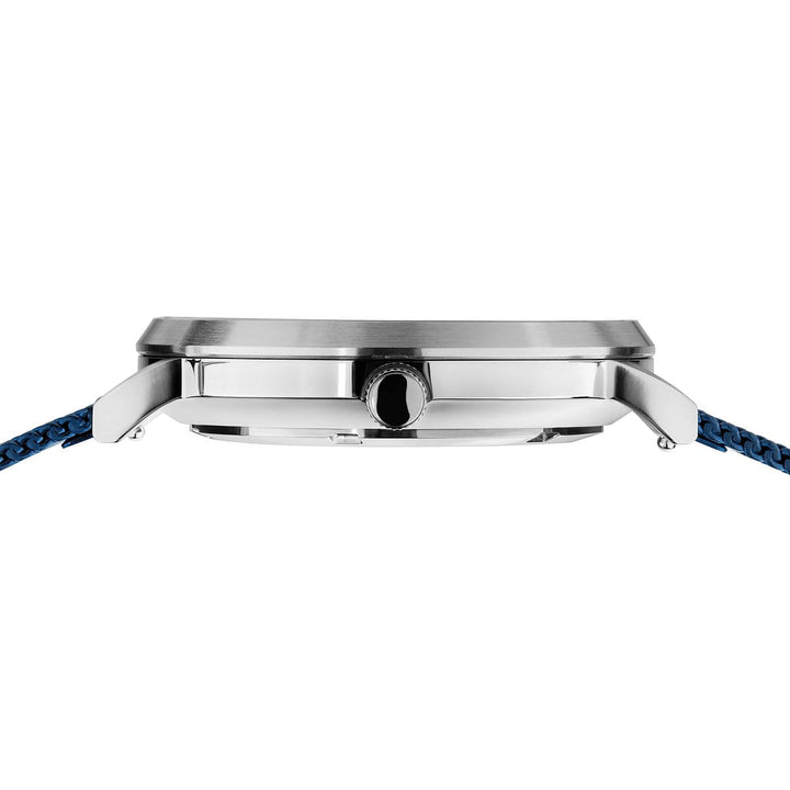 De Bering 15439-307 heeft een zilveren metalen kast met zwarte kroon, duurzaam Saffierglas en een donkerblauwe getextureerde band. Het wordt aangestuurd door een efficiënt Solar-uurwerk systeem.