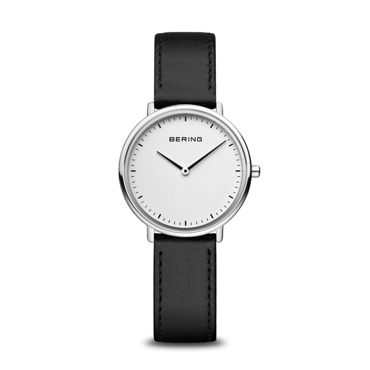 De Bering 15729-404 Dameshorloge is een minimalistisch polshorloge met een zilveren ronde kast, zwarte leren band, witte wijzerplaat met dunne zwarte uurmarkeringen en duurzaam saffierglas. De merknaam Bering is elegant geplaatst onder de 12-uurspositie.