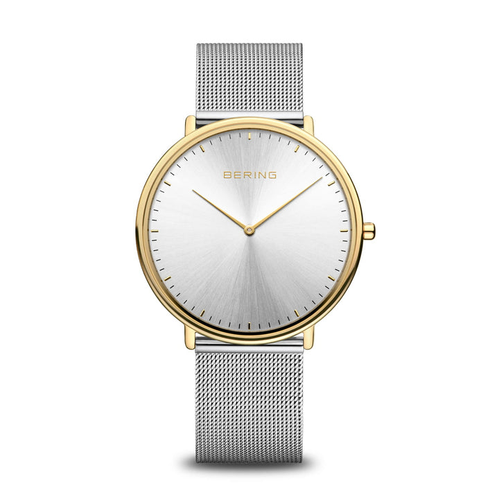 De Bering 15739-010 combineert minimalistisch design met tijdloze elegantie, met een zilveren mesh band en ronde geborstelde zilveren wijzerplaat met gouden rand. Eenvoudige uurmarkeringen, wijzers en Bering branding maken de roestvrijstalen kast compleet.