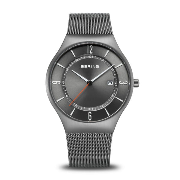 Uhr mit grauem Zifferblatt, silbernem Gehäuse und silbernem Mesh-Armband