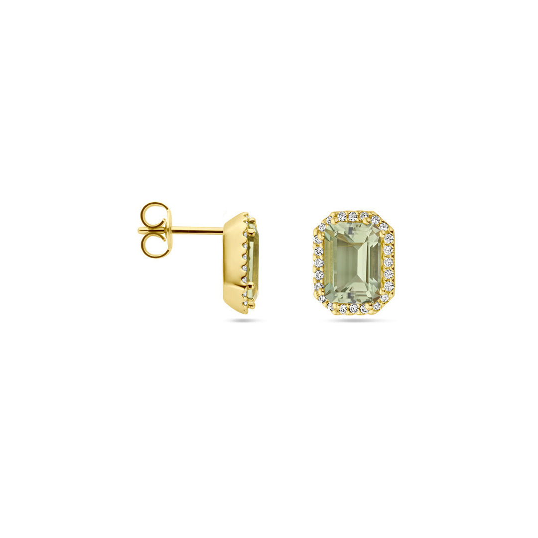 Van der Kooij Collectie oorknoppen van 14K geelgoud met rechthoekige groene amethist, omlijst door een halo van diamanten (0.14ct, H SI), fraai gepresenteerd van voren en opzij tegen een witte achtergrond.