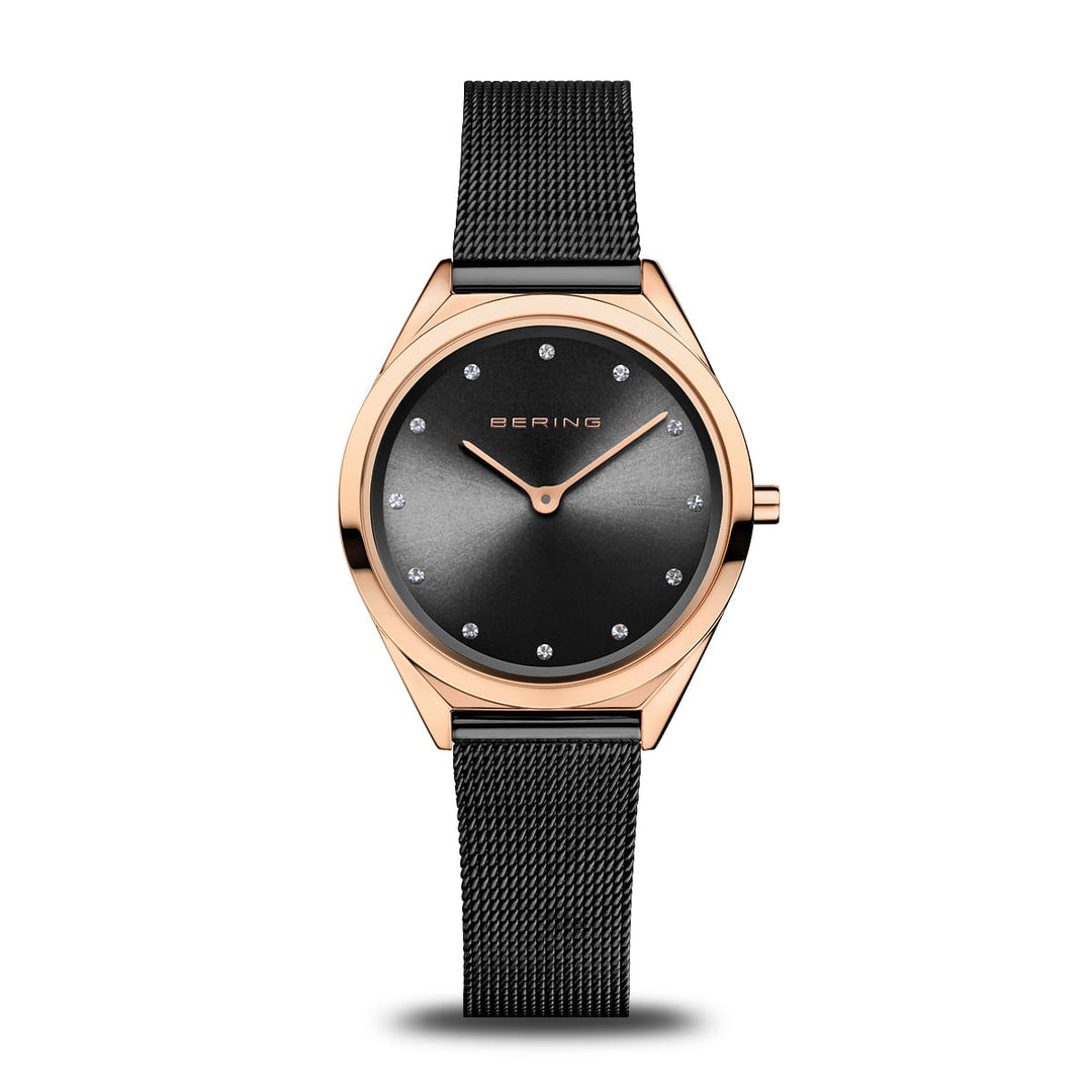 Het Bering 17031-162 Unisex Quartz Horloge heeft een strak design met een zwarte mesh band, roestvrijstalen kast en krasbestendig saffierglas. De zwarte wijzerplaat heeft minimalistische uurmarkeringen met kristallen en roségouden wijzers voor eenvoudige moderne elegantie.