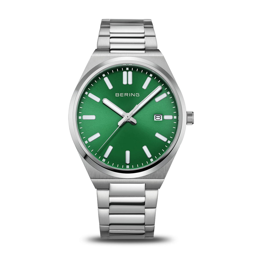 De Bering heren horloge groene wijzerplaat 17639-708 heeft een groene wijzerplaat met witte uurmarkeringen en wijzers, een quartz uurwerk, een datumvenster op 3 uur en een zilverkleurige metalen schakelband, afgebeeld op een effen witte achtergrond.