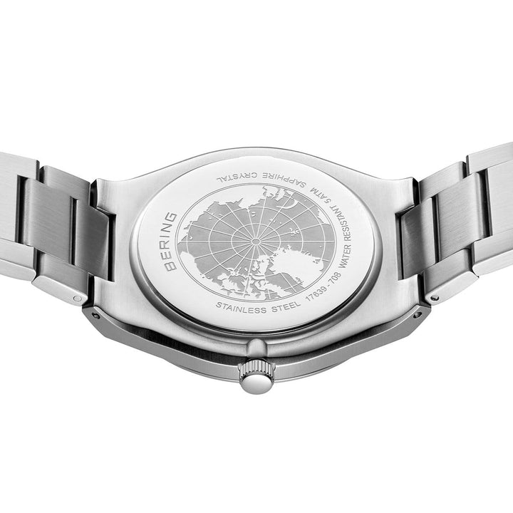 Close-up van de achterkant van de Bering heren horloge groene wijzerplaat 17639-708, met een gegraveerde wereldkaart, saffierglas en waterbestendigheidsmarkeringen, quartz uurwerk details, modelnummer en een gedeeltelijk zichtbare metalen armband.