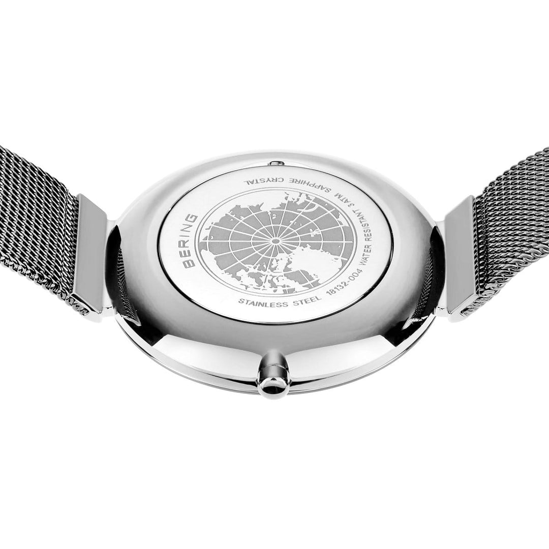 De achterkant van dit elegante dameshorloge is voorzien van een gegraveerde kaart met daaromheen de letters BERING en STAINLESS STEEL 18132-004. Met zijn roestvrijstalen kast en mesh metalen band is het zowel verfijnd als functioneel.