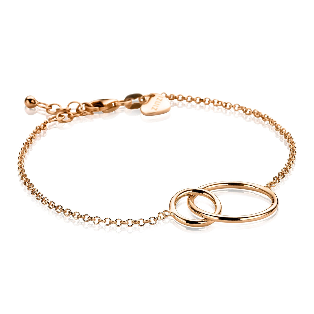 De Zinzi Armband Gold Plated Zia1278 van het merk Zinzi heeft twee in elkaar grijpende cirkels als middelpunt. De delicate ketting heeft een verstelbare sluiting en een klein hartje bij de sluiting, wat de elegantie van deze prachtige zilveren armband versterkt.