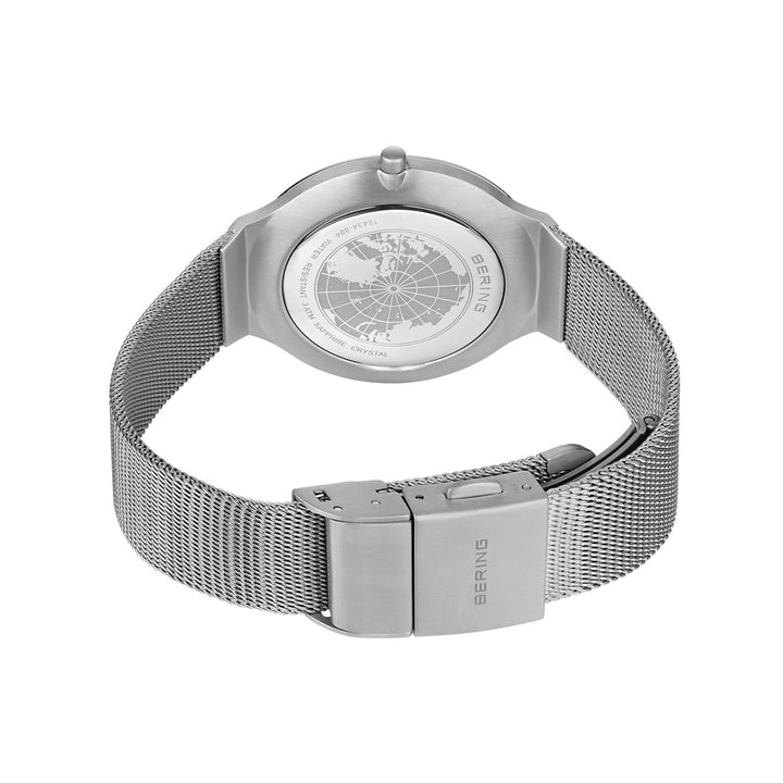 Het Bering dameshorloge 18434-004 heeft een zilveren mesh band en backplate wereldkaart, met BERING gegraveerd op de sluiting. Het beschikt over een quartz uurwerk en duurzaam saffierglas.