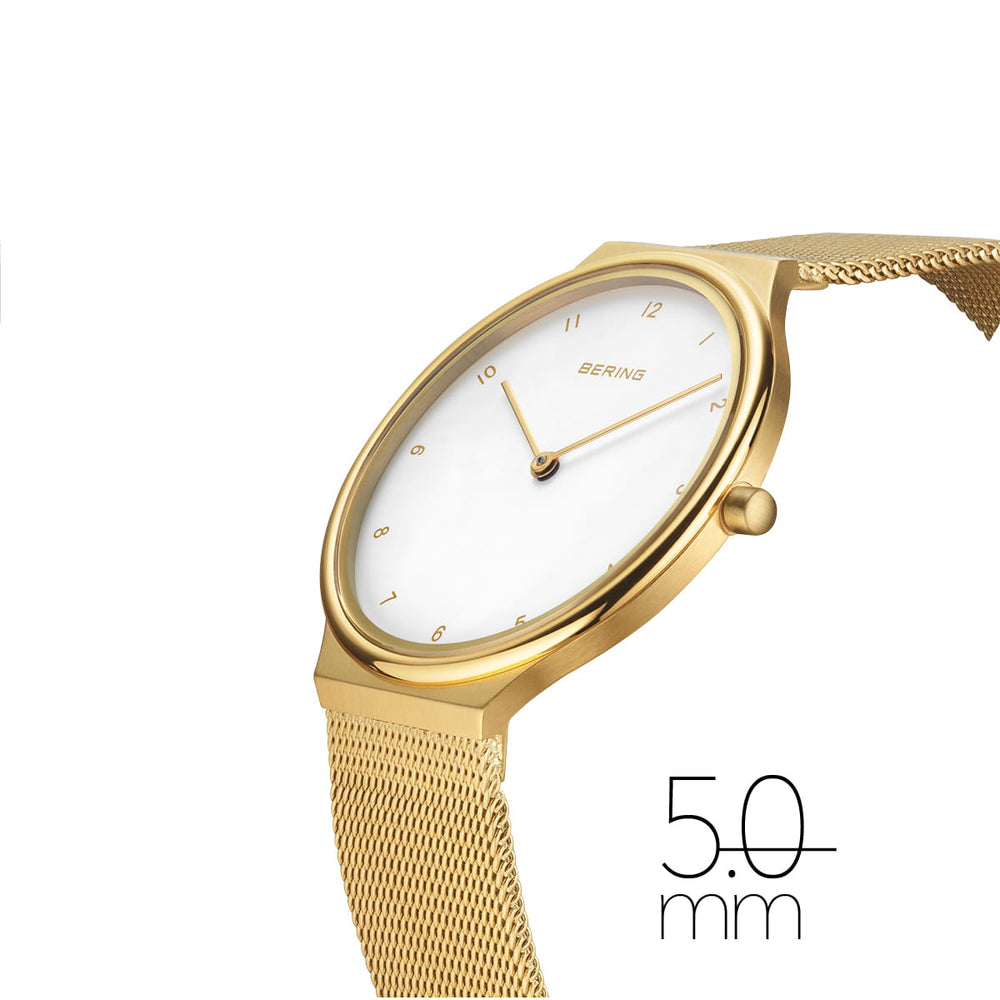 Een Bering dames horloge goud 18434-334, met een witte wijzerplaat en gouden mesh band, wordt schuin weergegeven. Het minimalistische horloge heeft een dikte van 5,0 mm.