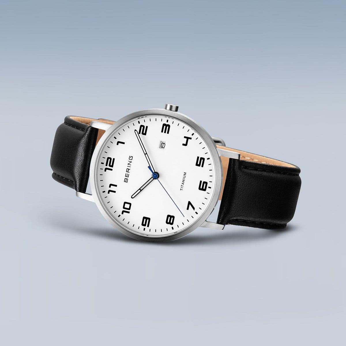 Het Bering heren horloge 18640-404 heeft een minimalistisch design met een witte wijzerplaat, zwarte Arabische cijfers en een datumvenster op 3 uur. Het heeft een zilveren titanium kast en een zwarte leren band, aangestuurd door een precisie Quartz uurwerk.