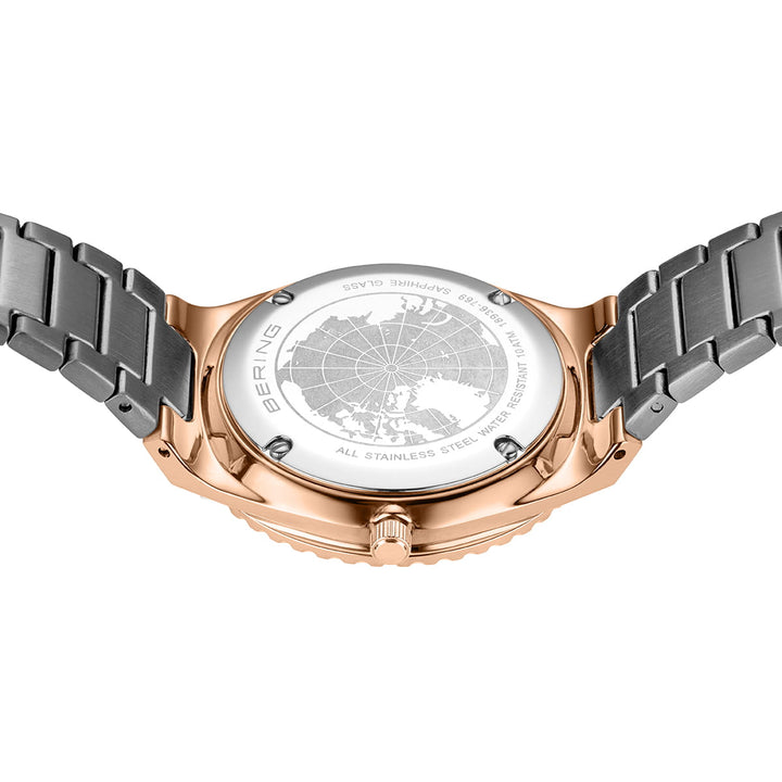 Ontdek het Bering dames horloge grijze wijzerplaat - 18936-769, een polshorloge van roestvrij staal met een kast van zilver en roségoud, een gegraveerde wereldkaart en logos op de achterkant, een geborstelde metalen band, waterbestendig en duurzaam saffierglas.