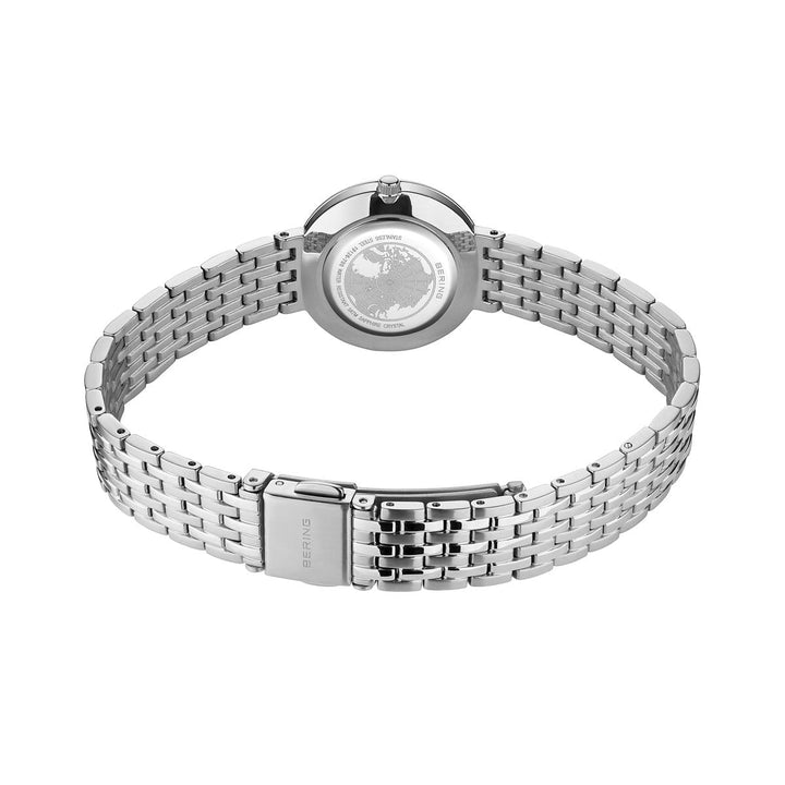 De Bering dames horloge parelmoer wijzerplaat - 19126-700 wordt getoond vanaf de achterkant, waarbij de gesp en de roestvrijstalen armband opvallen. De achterkant van de kast is voorzien van gegraveerde tekst, een ontwerp van een wereldkaart en bevat een betrouwbaar quartz uurwerk.