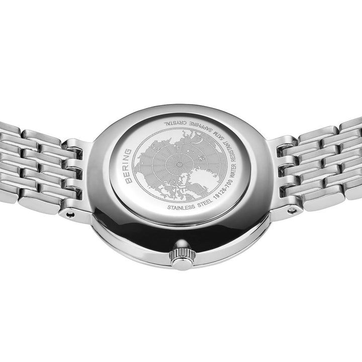 De achterkant van de Bering dames horloge parelmoer wijzerplaat - 19126-700 toont een gegraveerde wereldkaart, waterbestendigheidsinformatie en inscripties zoals BERING en quartz uurwerk op de roestvrijstalen schakelband.