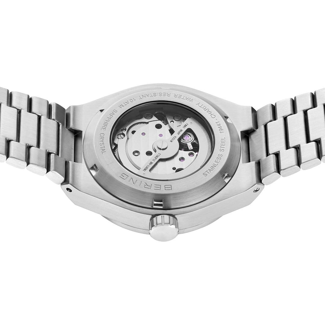 Het Bering heren horloge 19441-Charity toont zijn automatische uurwerk met zichtbare tandwielen op de achterkant, aangevuld met een roestvrijstalen band. Het ontwerp omvat gegraveerde tekst rond de rand en wordt beschermd door duurzaam saffierglas.