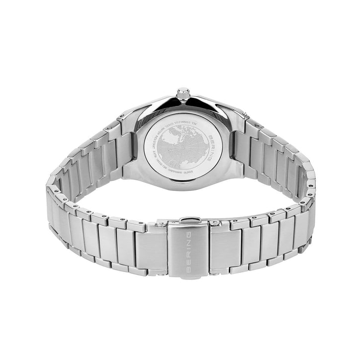 De afbeelding toont de achterkant van een Bering dameshorloge (19632-700) met een strakke zilveren band en sluiting, met een gegraveerde wereldkaart. Dit elegante uurwerk beschikt over kwartsuurwerk en saffierglas voor blijvende kwaliteit.