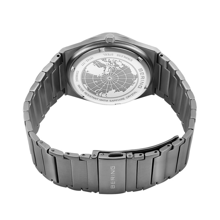 Het Bering herenhorloge (19742-777) heeft een strakke zilveren afwerking met een roestvrijstalen kast en een metalen band. De zachte wijzerplaat geeft op elegante wijze een wereldkaart weer onder duurzaam saffierglas, met dunne wijzers en subtiele indexen voor een verfijnde uitstraling.