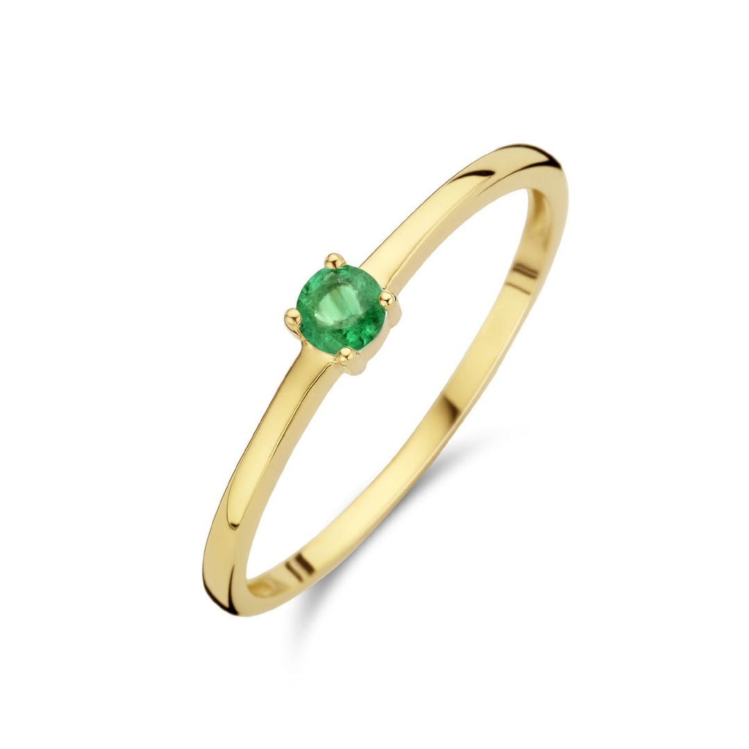 De ring met geboortesteen smaragd mei van Van der Kooij Collectie is een fijne 14K geelgouden ring met een kleine, ronde smaragd in een eenvoudige zetting, getoond op een witte achtergrond.