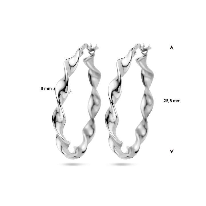 Een paar oorringen gedraaid zilver gerhodineerd van Van der Kooij Collectie zijn afgebeeld op een witte achtergrond. Ze hebben een gedraaid ontwerp, hebben een diameter van 25,5 mm, een breedte van 3 mm en zijn voorzien van een handige scharniersluiting.