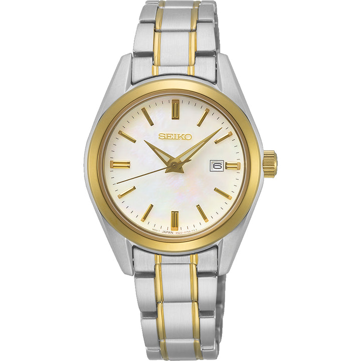 Het Seiko dameshorloge SUR636P1 heeft een zilver- en goudkleurige metalen band, witte wijzerplaat met gouden markeringen en wijzers, quartz uurwerk, gouden lunette, datumaanduiding op 3 uur en waterdichtheid 10ATM.