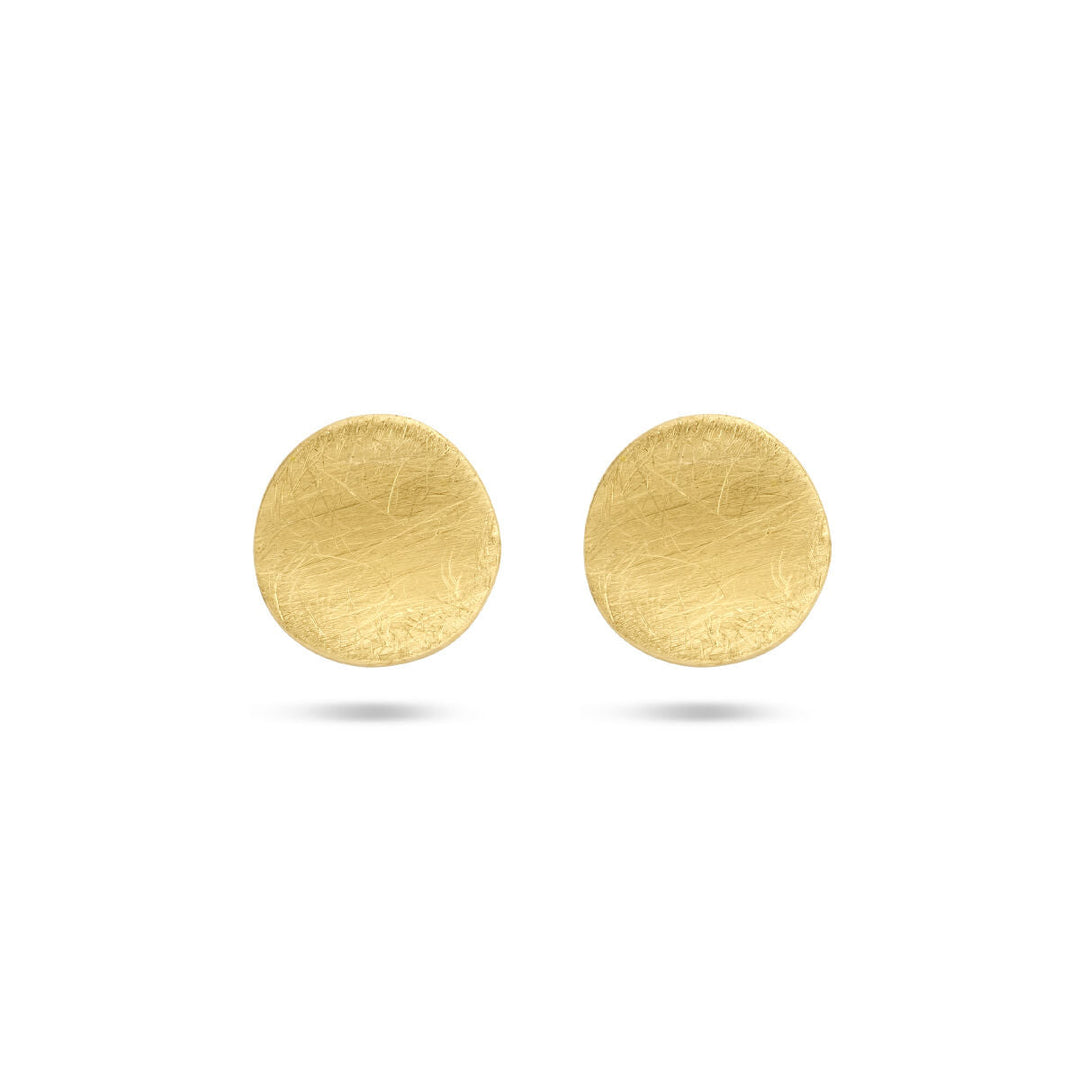 Een paar oorknoppen kras 14K geelgoud van Van der Kooij Collectie wordt getoond op een effen witte achtergrond, waardoor hun tijdloze schoonheid wordt benadrukt.