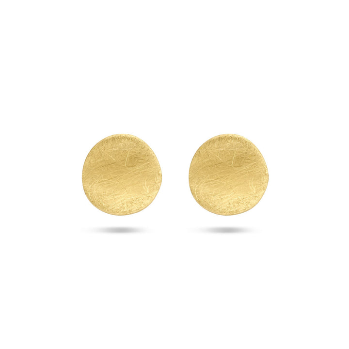 Een paar oorknoppen kras 14K geelgoud van Van der Kooij Collectie wordt getoond op een effen witte achtergrond, waardoor hun tijdloze schoonheid wordt benadrukt.