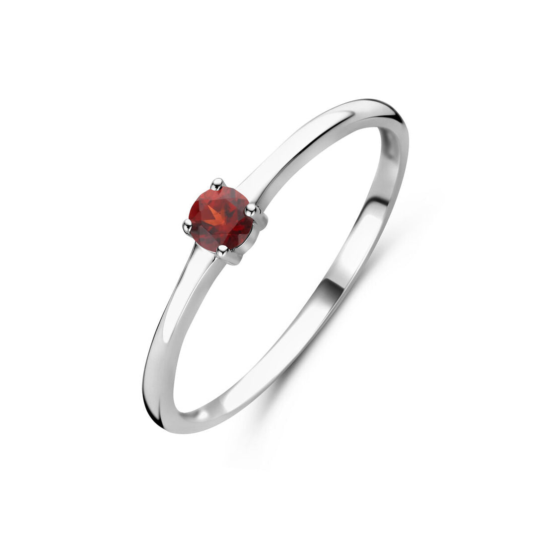 Een elegante Van der Kooij Collectie ring met geboortesteen granaat uit januari, vervaardigd van gerhodineerd zilver, schitterend gepresenteerd tegen een witte achtergrond - de perfecte dames sieraad.