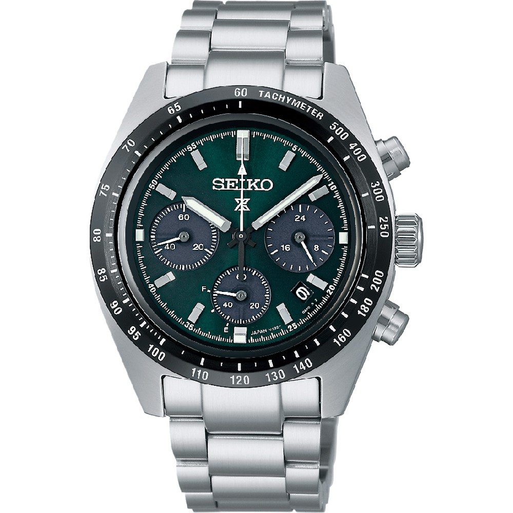 De Seiko Prospex SSC933P1 is een chronograafhorloge voor heren met een roestvrijstalen band en kast. Het heeft een groene wijzerplaat met drie subdials, zilveren uurmarkeringen en wijzers en een tachymeterschaal bezel, naast drie pushers en een kroon aan de rechterkant.