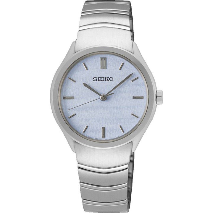 Het Seiko dameshorloge SUR549P1 heeft een lichtblauwe getextureerde wijzerplaat met zilveren uurmarkeringen en wijzers. Met Hardlex mineraal glas, zijn strakke roestvrijstalen band en kast herbergen een quartz uurwerk, wat de minimalistische elegantie van het ontwerp versterkt.