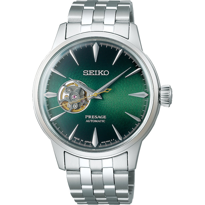 De Seiko Presage SSA441J1 is een zilveren automatisch herenhorloge met een opvallende groene wijzerplaat en open-heart design, waarbij een deel van het uurwerk zichtbaar is. Het heeft zilveren uurmarkeringen en wijzers, gecombineerd met een roestvrijstalen band.
