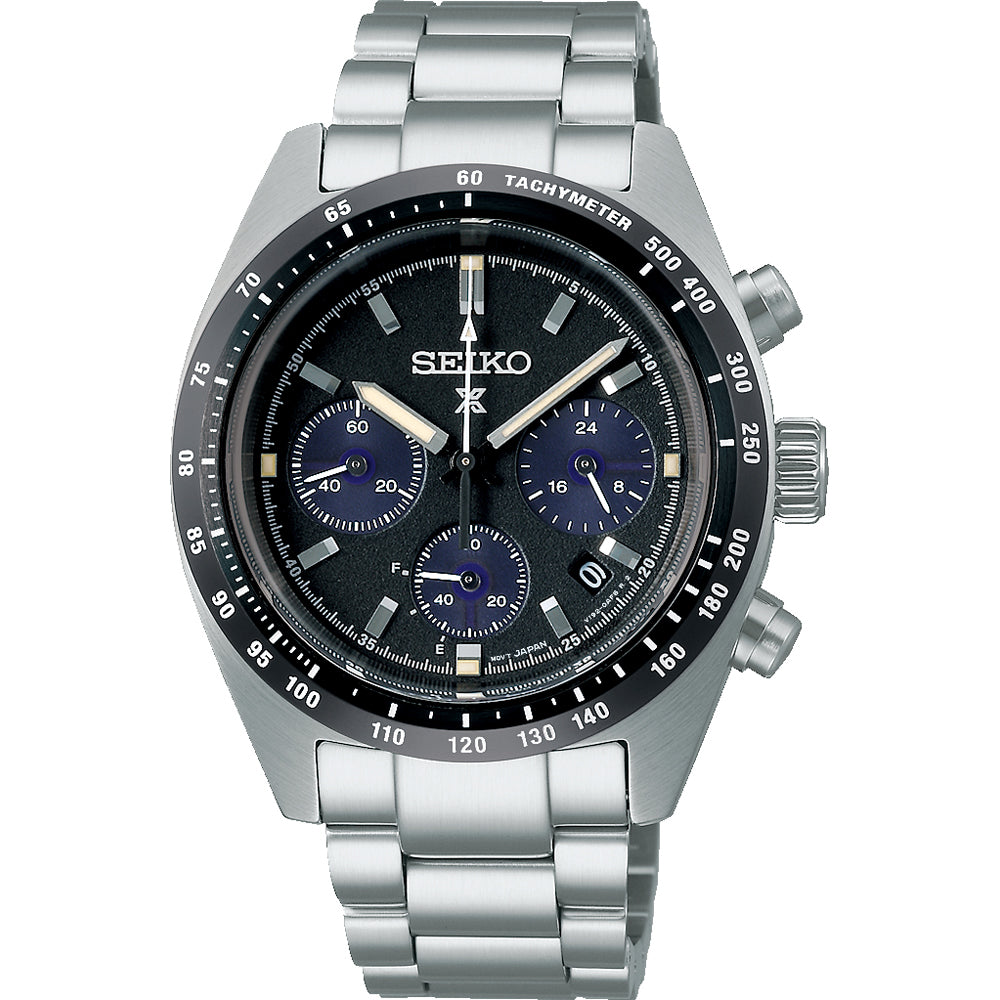 Het Seiko Prospex heren horloge SSC819P1 heeft een zwarte wijzerplaat met drie sub-wijzerplaten, een datumvenster en tachymetermarkeringen op de lunette. Het bevat lichtgevende wijzers en een roestvrijstalen band.