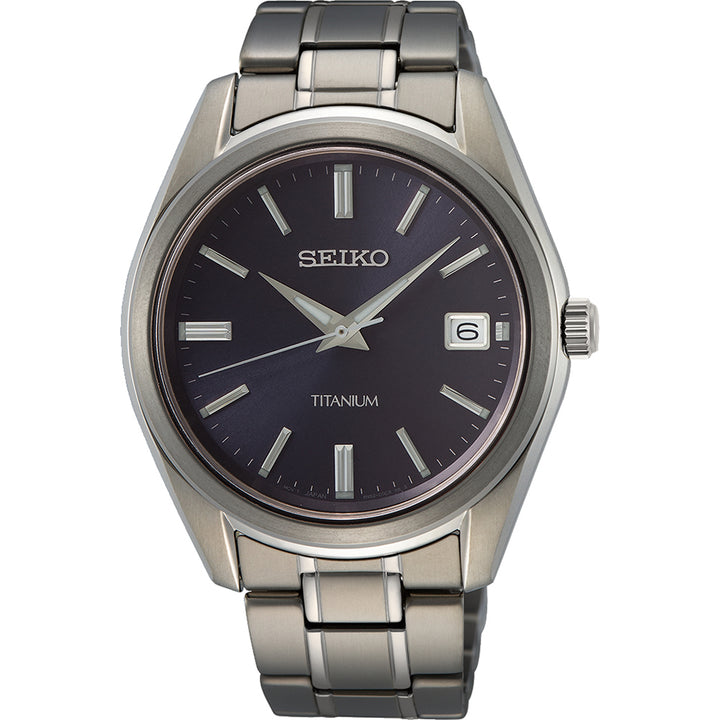 Het Seiko heren horloge SUR373P1 heeft een zilveren titanium kast, een donkergrijze wijzerplaat met zilveren markeringen en wijzers, een datumweergave op 3 uur en een strakke, gekoppelde band.