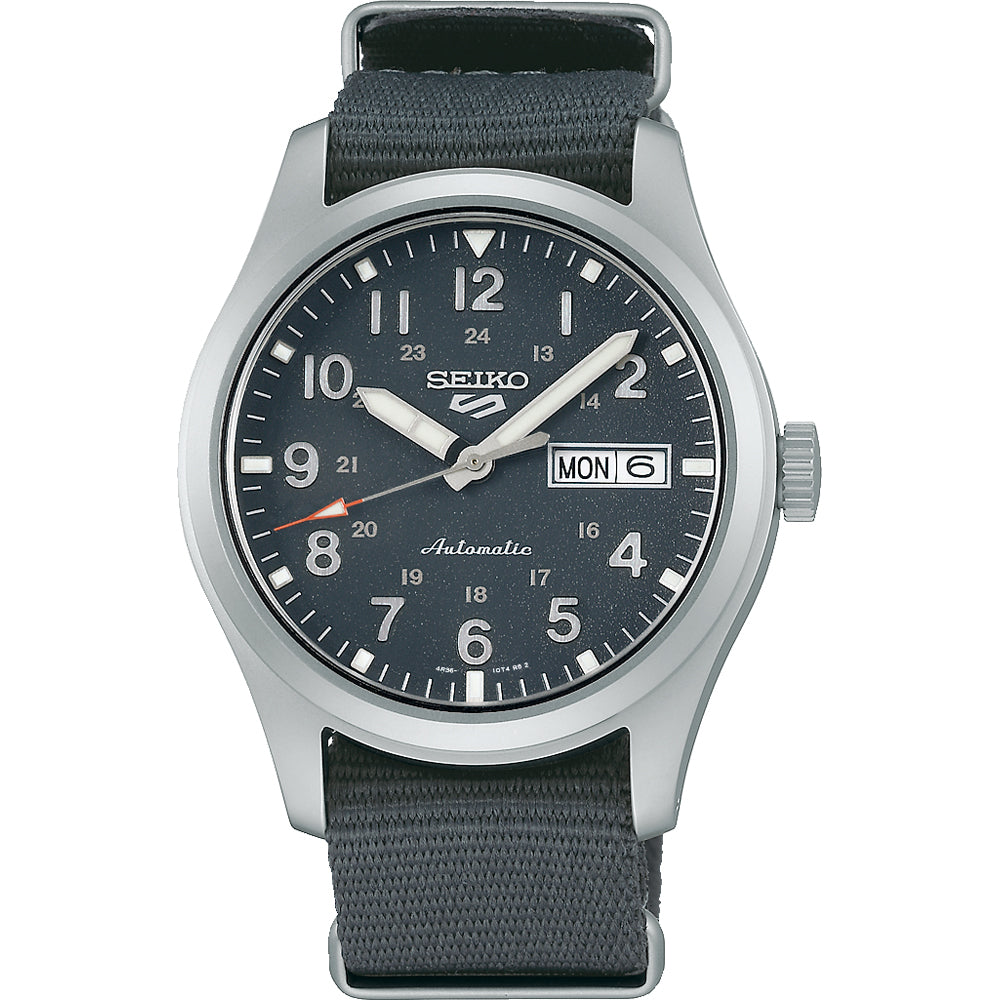Het Seiko 5 Sports herenhorloge SRPG31K1 heeft een ronde zilveren kast, zwarte wijzerplaat met witte cijfers, dag-datumweergave en rode secondewijzer. Het valt op in de herenhorlogecategorie met zijn zwarte stoffen band.