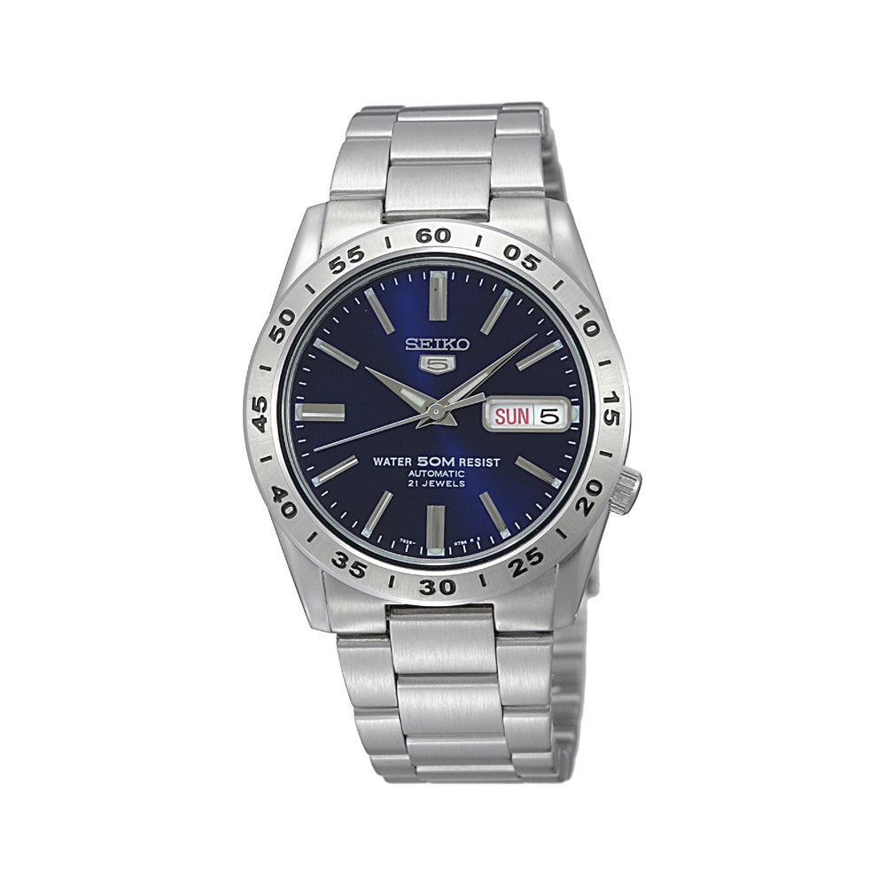 Het Seiko heren horloge SNKD99K1 is een analoog horloge van roestvrij staal met een blauwe wijzerplaat met zilveren markeringen en wijzers, een genummerde lunette, dag- en datumaanduiding aan de rechterkant, een automatisch uurwerk voor nauwkeurige tijdsregistratie en de merknaam Seiko op de wijzerplaat.