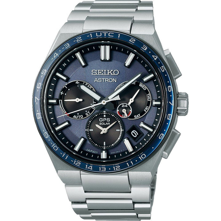 Het Seiko Astron heren horloge SSH109J1 heeft een zilveren roestvrijstalen band en een donkerblauwe wijzerplaat. Met meerdere wijzerplaten, waaronder een 24-uurs subdial, toont het tijdzones met UTC op de lunette en wordt beschermd door duurzaam saffierglas.