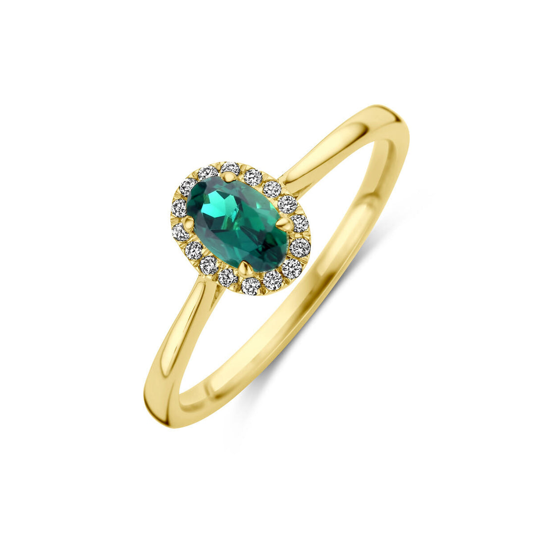 De Van der Kooij Collectie ring heeft een 14K geelgoud band met een ovaal lab gegroeide smaragd, omringd door een halo van lab gegroeide diamanten (0.075ct, H SI), getoond tegen een effen witte achtergrond.