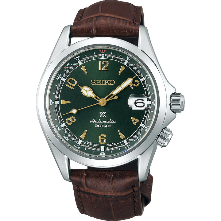 De Seiko Prospex SPB121J1 heeft een bruine leren band, zilveren kast en een donkergroene wijzerplaat met gouden cijfers en wijzers. Het bevat Automatisch Uurwerk, Waterdichtheid 20ATM, het Seiko-logo en heeft een datumvenster op 3 uur.