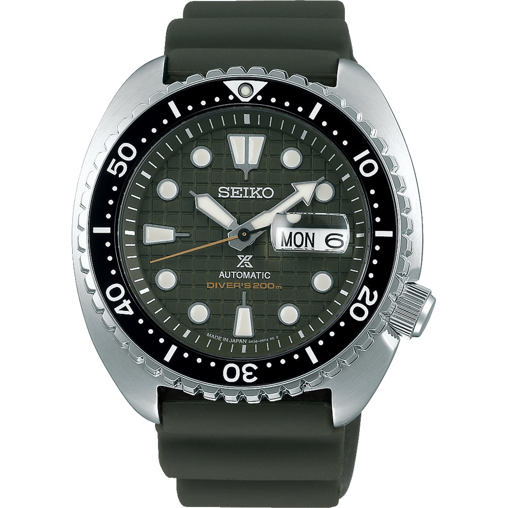Het Seiko Prospex heren horloge SRPE05K1 is een prestigieus duikhorloge met een groene siliconen band, met een ronde zwart-groene wijzerplaat, witte markeringen, zilveren wijzers, MON 6 datumweergave en een zwarte lunette met witte cijfers. Het is waterbestendig tot 200 meter.