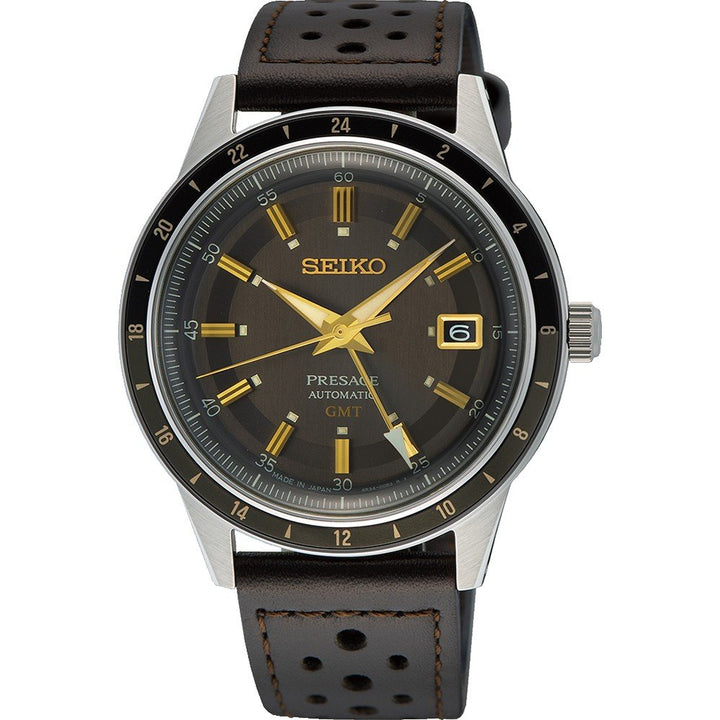 Het Seiko Presage heren horloge SSK013J1 is een automatisch GMT horloge met een zwarte wijzerplaat, gouden accenten en een datumweergave op 3 uur. Het heeft een roestvrijstalen kast en een donkerbruine geperforeerde leren band, wat elegantie en nauwkeurig vakmanschap laat zien.