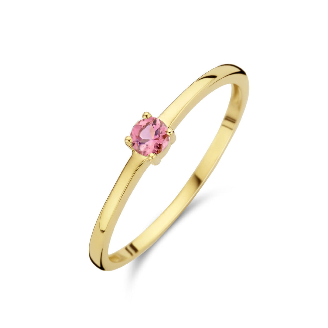 Een 14K geelgouden "ring met geboortesteen toermalijn oktober" van Van der Kooij Collectie, met een ronde roze toermalijn in vierpoots zetting op een gladde band, gefotografeerd tegen een witte achtergrond.