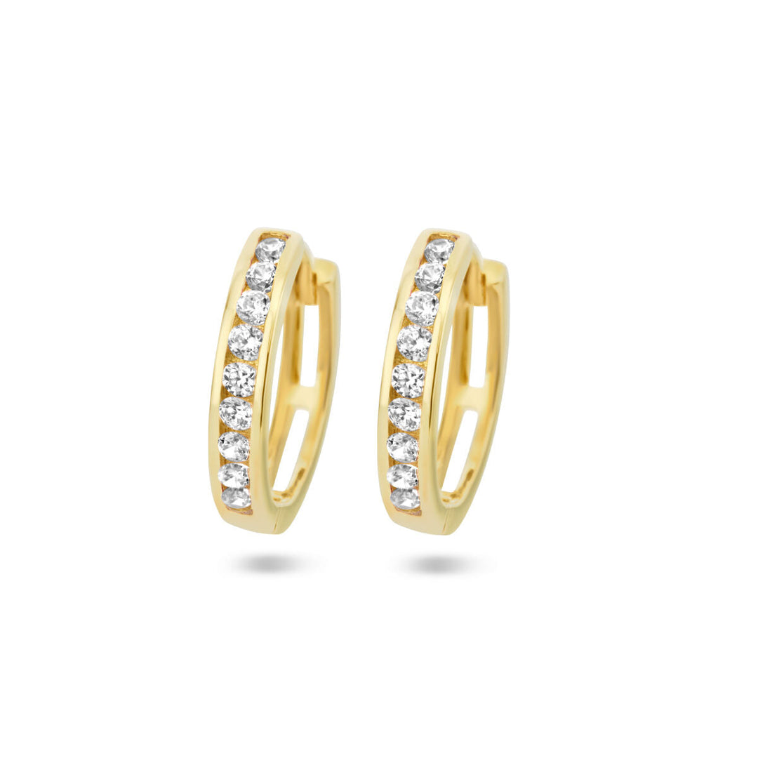 Een paar klapoorringen met zirkonia 14K geelgoud van Van der Kooij Collectie, met aan de voorkant een rij sprankelende witte zirkonia's, afgebeeld tegen een witte achtergrond.