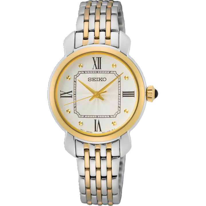 Het Seiko dameshorloge SUR498P1 heeft een zilveren en gouden roestvrijstalen band met een ronde gouden lunette. De witte wijzerplaat toont Romeinse cijfers op 3, 6, 9 en 12 uur, naast gouden uurmarkeringen en twee wijzers, allemaal aangestuurd door een nauwkeurig quartz-uurwerk.