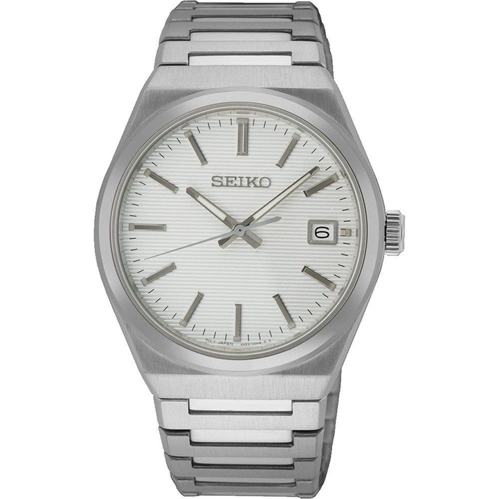 Het Seiko heren horloge SUR553P1 is een zilverkleurig polshorloge met een metalen schakelband, lichte wijzerplaat, dunne uurmarkeringen, datumvenster op 3 uur en drie wijzers.